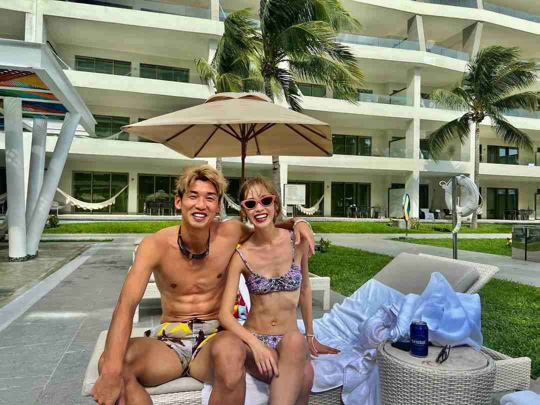 大迫勇也のモデル美人妻、夫とのラブラブ2ショを公開！水着姿で体を寄せ合い「2024年もすてきなシーズンを」