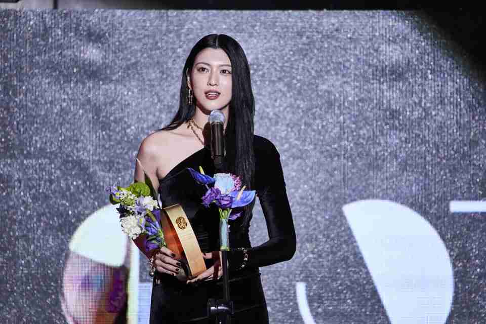 三吉彩花、韓国・釜山でライジングスター賞受賞　ドラマ『地球の歩き方』演技が評価（オリコン） - Yahoo!ニュース