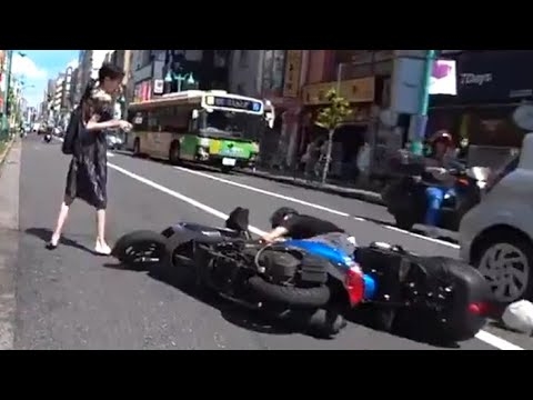 バイクを転倒させそのまま立ち去る無敵の女