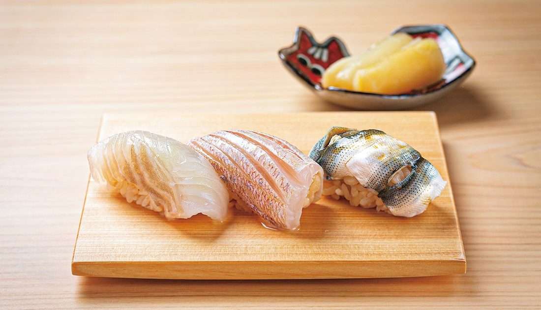 「赤坂 かがみ」赤坂の裏通りで職人の妙技を堪能できる鮨店 | GOETHE