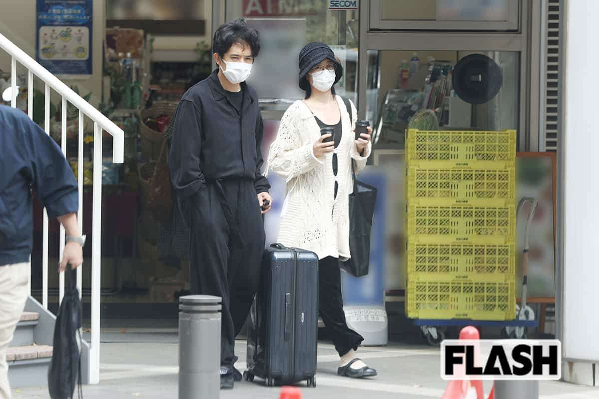 池松壮亮『シン・仮面ライダー』俳優が結婚決意！「10歳下」女優・河合優実とお泊まり撮【初熱愛スクープ】 | Smart FLASH/スマフラ[光文社週刊誌]