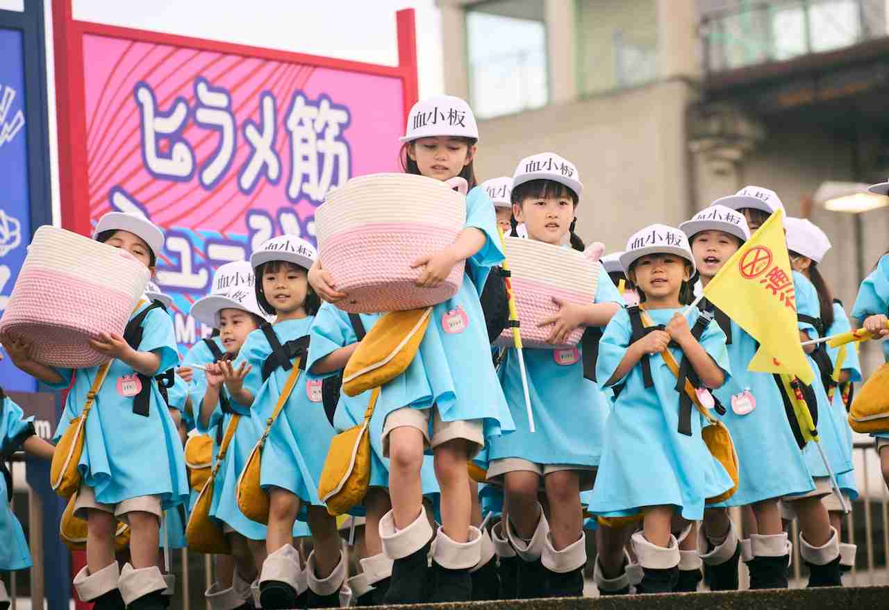映画「はたらく細胞」赤血球の永野芽郁、白血球の佐藤健ら切り取った場面写真11点