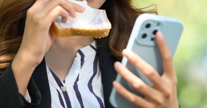   若年層の約8割が『スマホを見ながら飯』。そのうち6割が食事を作業的と認識【味の素調べ】 - OTONA LIFE | オトナライフ