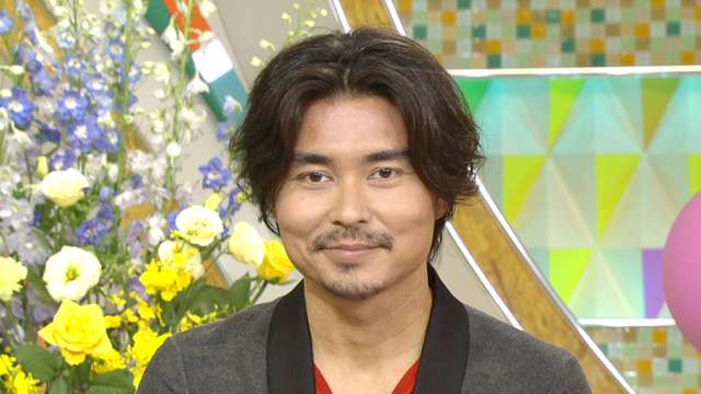 舞台『正三角関係』ロンドン公演中の嵐・松本潤の近影が「山田孝之みたい」桃井かおりが公開したツーショットに衝撃
