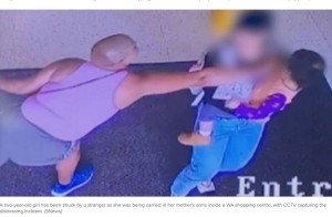 母親に抱かれた2歳児の顔を殴る女、監視カメラの映像に怒りの声続出（豪）