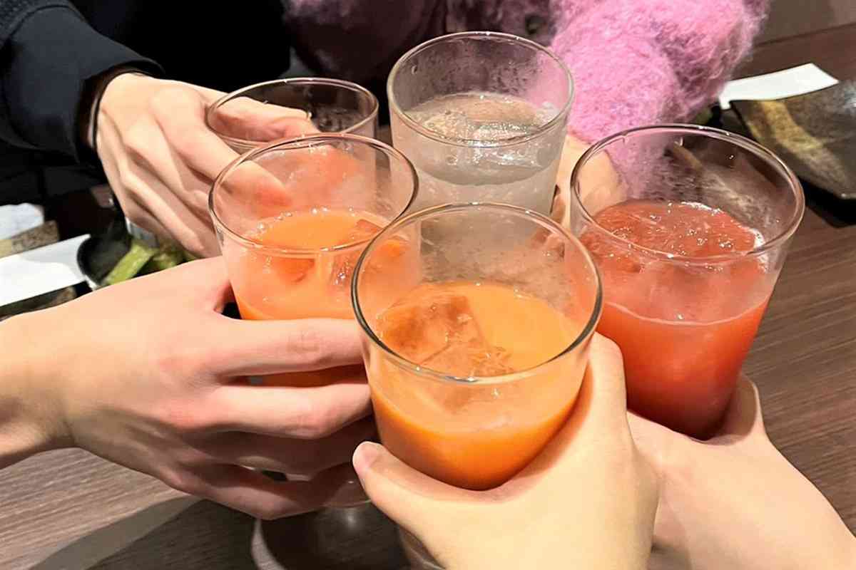 増加する“居酒屋をカフェ感覚で利用する”人たち 「ファミレスの深夜営業が減って」「煙草を吸えないカフェが増えた」…店側もノンアル飲料やデザートメニューで対応 | マネーポストWEB