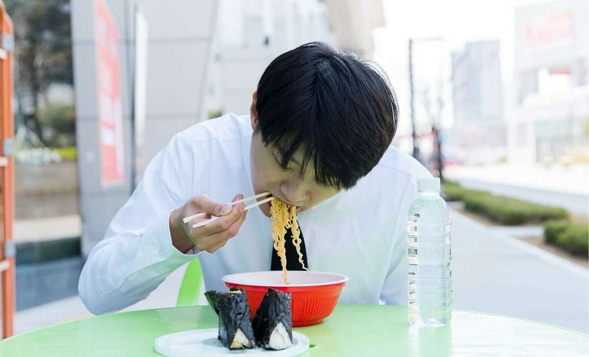 低みから誇ってみせる「貧乏マウント」と「安物買い自慢」　会話の潤滑油として成立させる分岐点は？ | AERA dot. (アエラドット) 