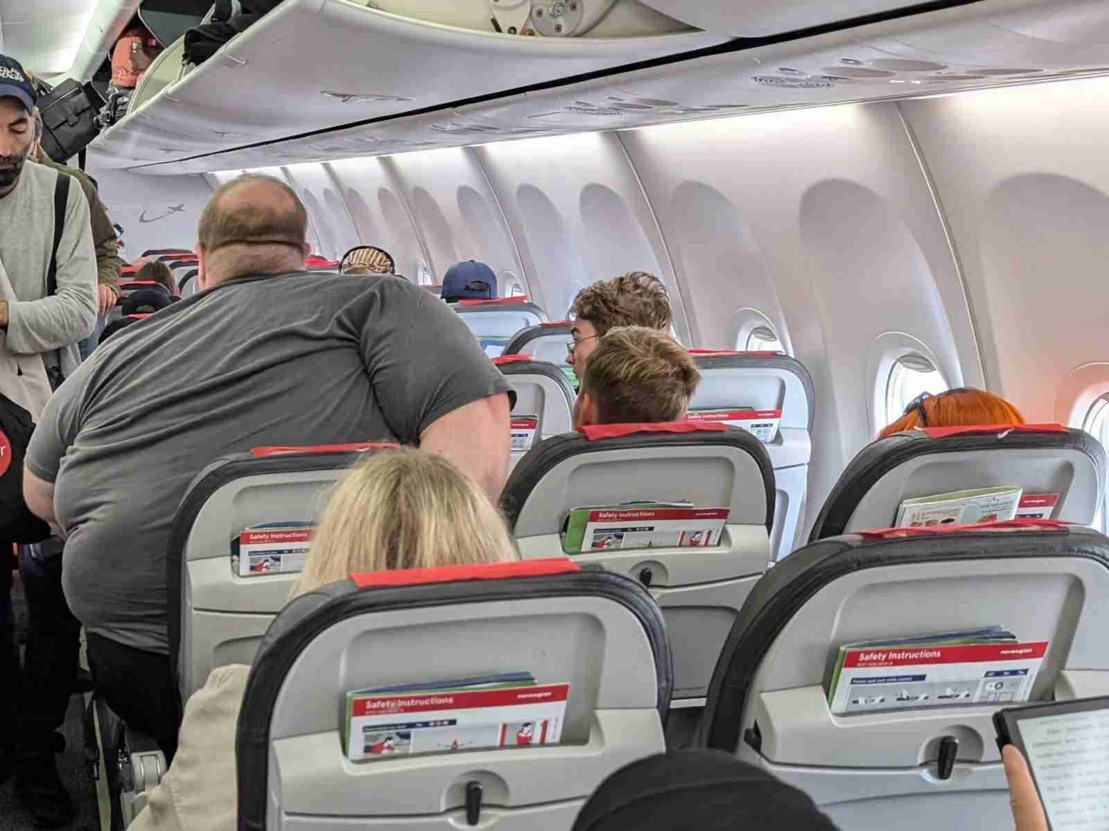プラスサイズの乗客は飛行機で２席買うべき？　身体が大きな人の搭乗について議論勃発