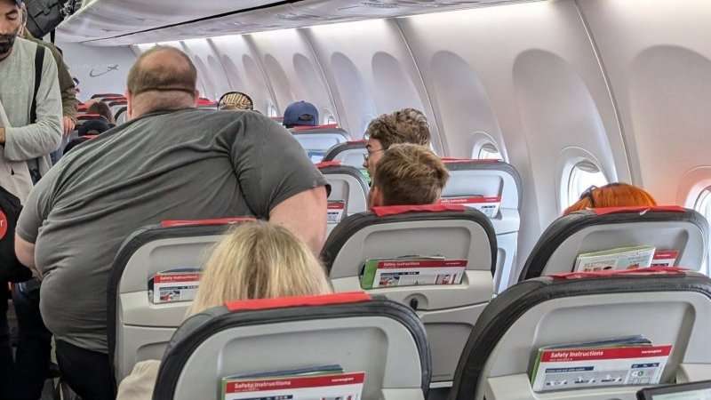 プラスサイズの乗客は飛行機で２席買うべき？　身体が大きな人の搭乗について議論勃発｜Pen Online