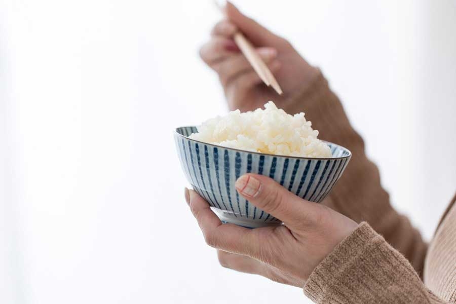 日本人はなぜ食器を持ち上げて食べる？　気をつけたい食事のマナー　上げて良い器とNGな器とは | Hint-Pot