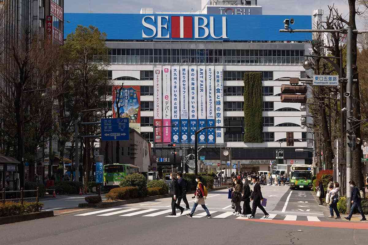 「正月ぐらいはゆっくり」「スーパーも休みに」都内百貨店「元日営業」の“生き残り”西武本店も休業決断に賛同続出「24時間営業消滅も時間の問題」の声も | Smart FLASH/スマフラ[光文社週刊誌]