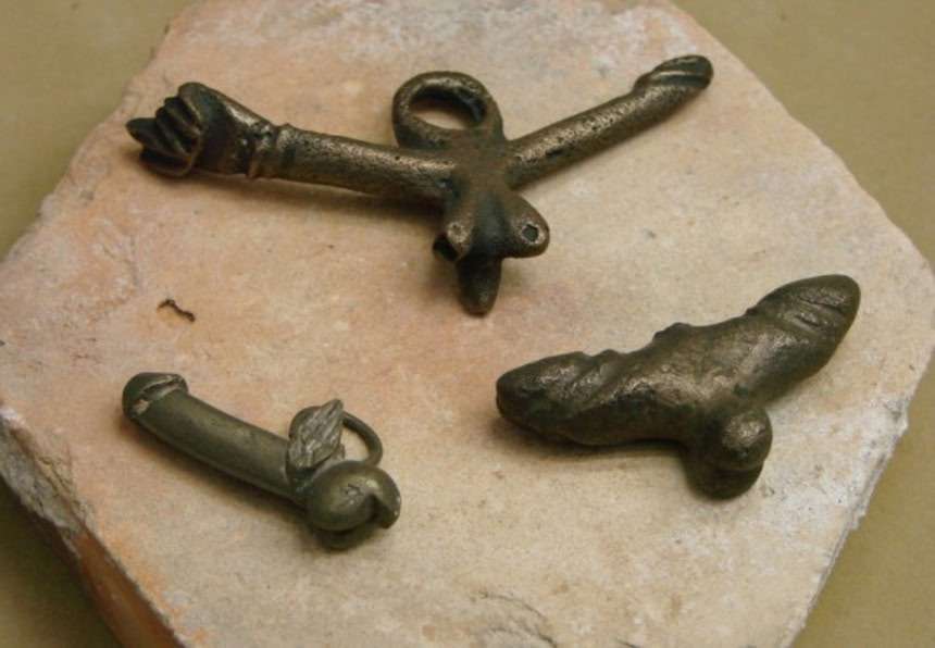 古代ローマ人が魔除け・加護に使用していたのは、空飛ぶ息子スティック形状のお守りだった。その歴史を探る。｜カラパイア