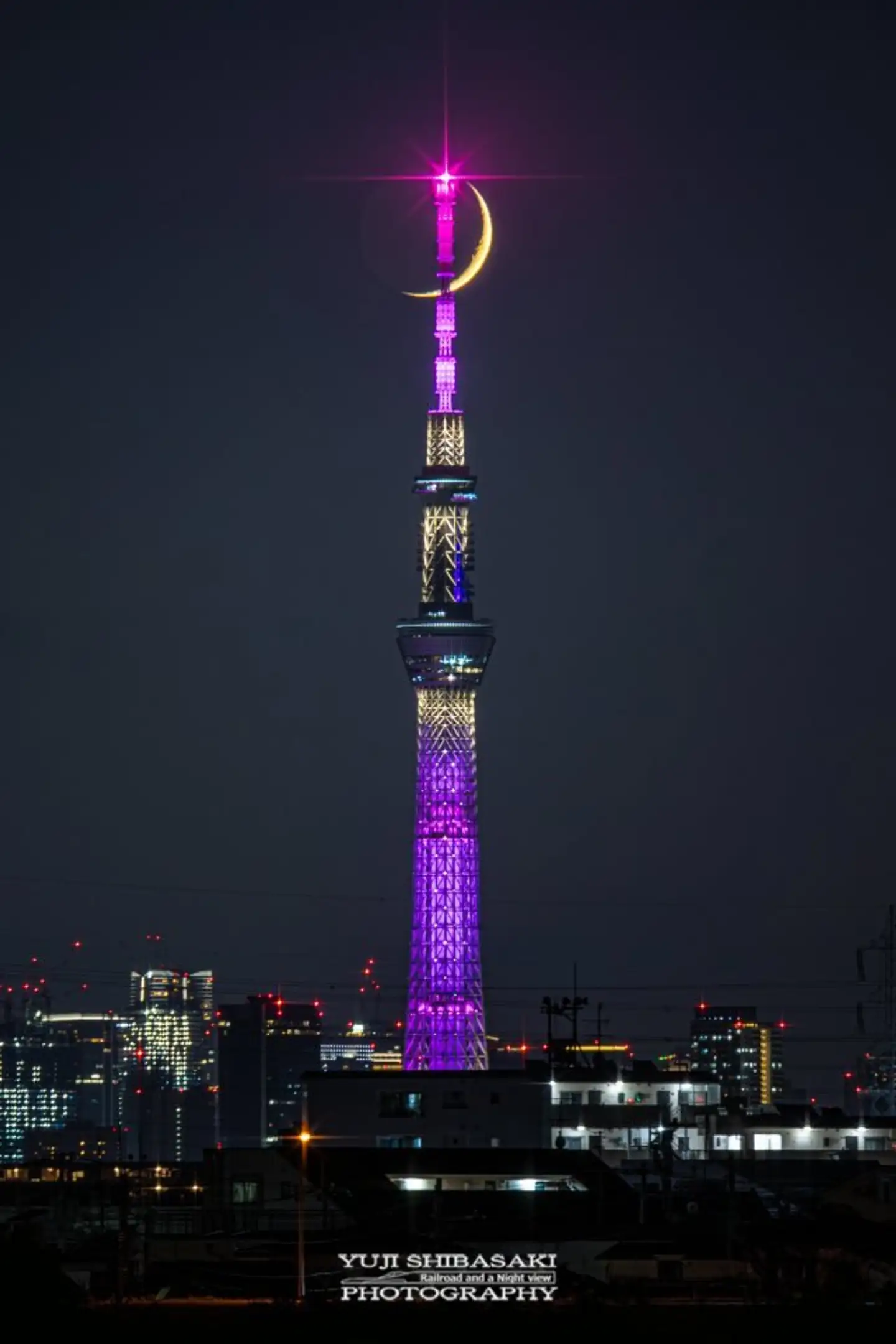 68万人が感嘆した驚異の〝セーラームーン風共演〟　スカイツリーと三日月が重なって...「ムーンスティックみたい」