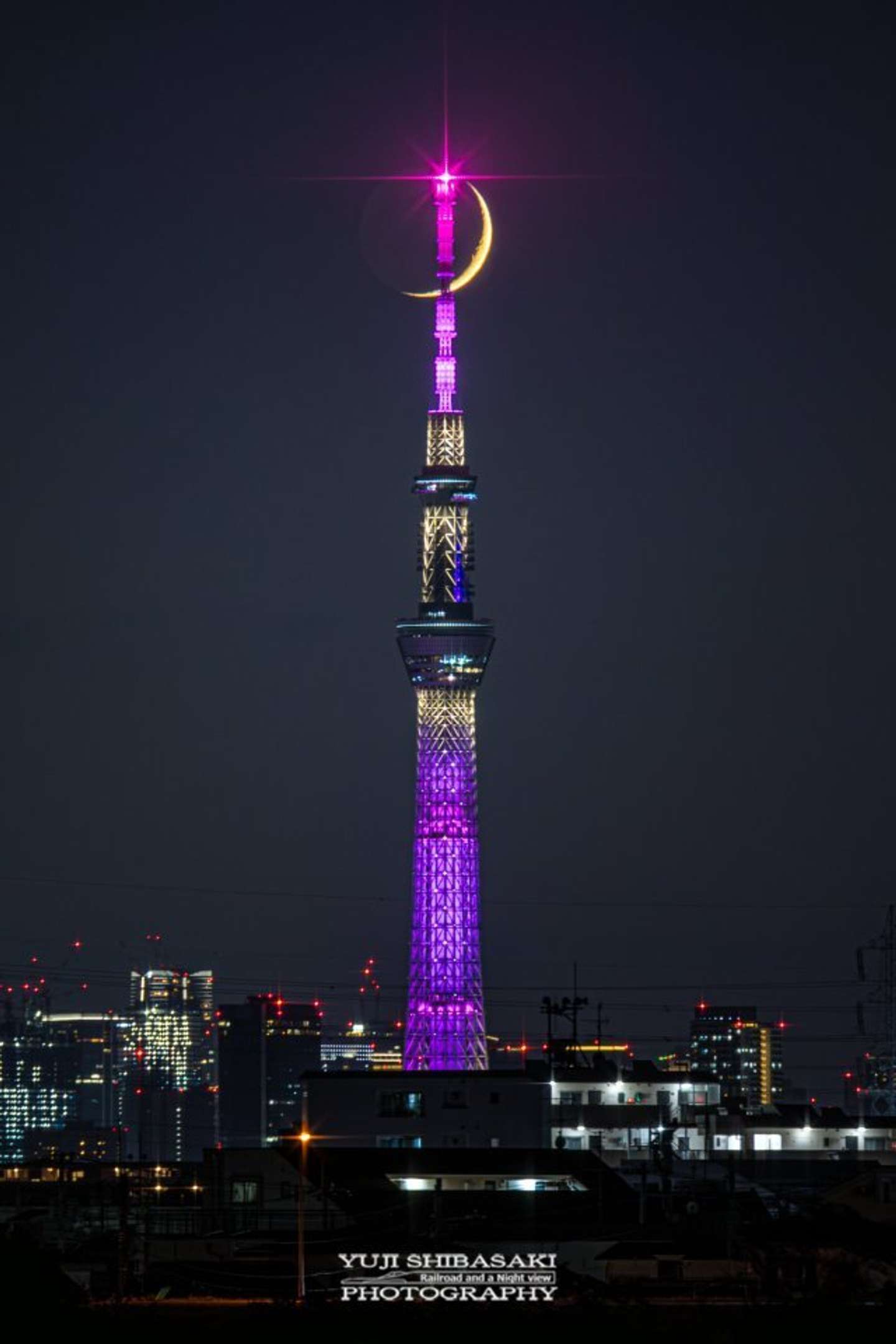 68万人が感嘆した驚異の〝セーラームーン風共演〟　スカイツリーと三日月が重なって...「ムーンスティックみたい」｜Jタウンネット