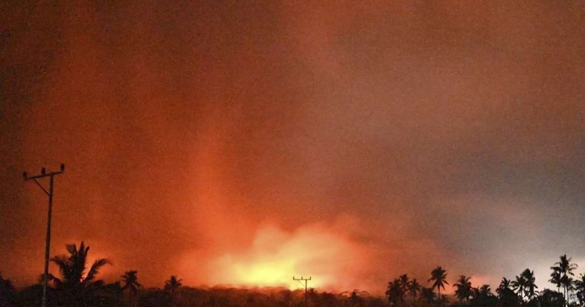 インドネシア・フローレス島で火山噴火、10人死亡 - 日本経済新聞