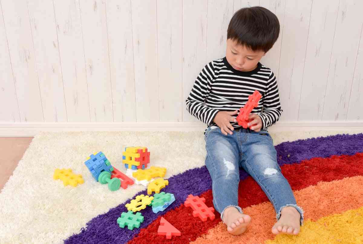 【子どものチック症】目をパチパチ、首を振る “脳の異常”が原因？ 精神科医が治療法と親への理解を解説 | オトナンサー
