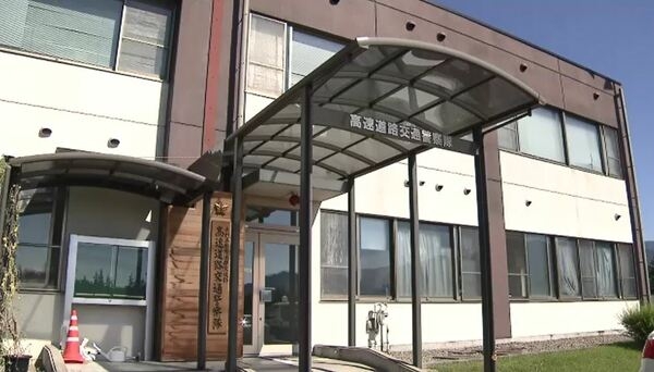 家族3人が乗車…中央道で車の後部座席から51歳男性が転落、死亡　弟が運転、助手席に父親　一部区間で3時間余り通行止め｜FNNプライムオンライン
