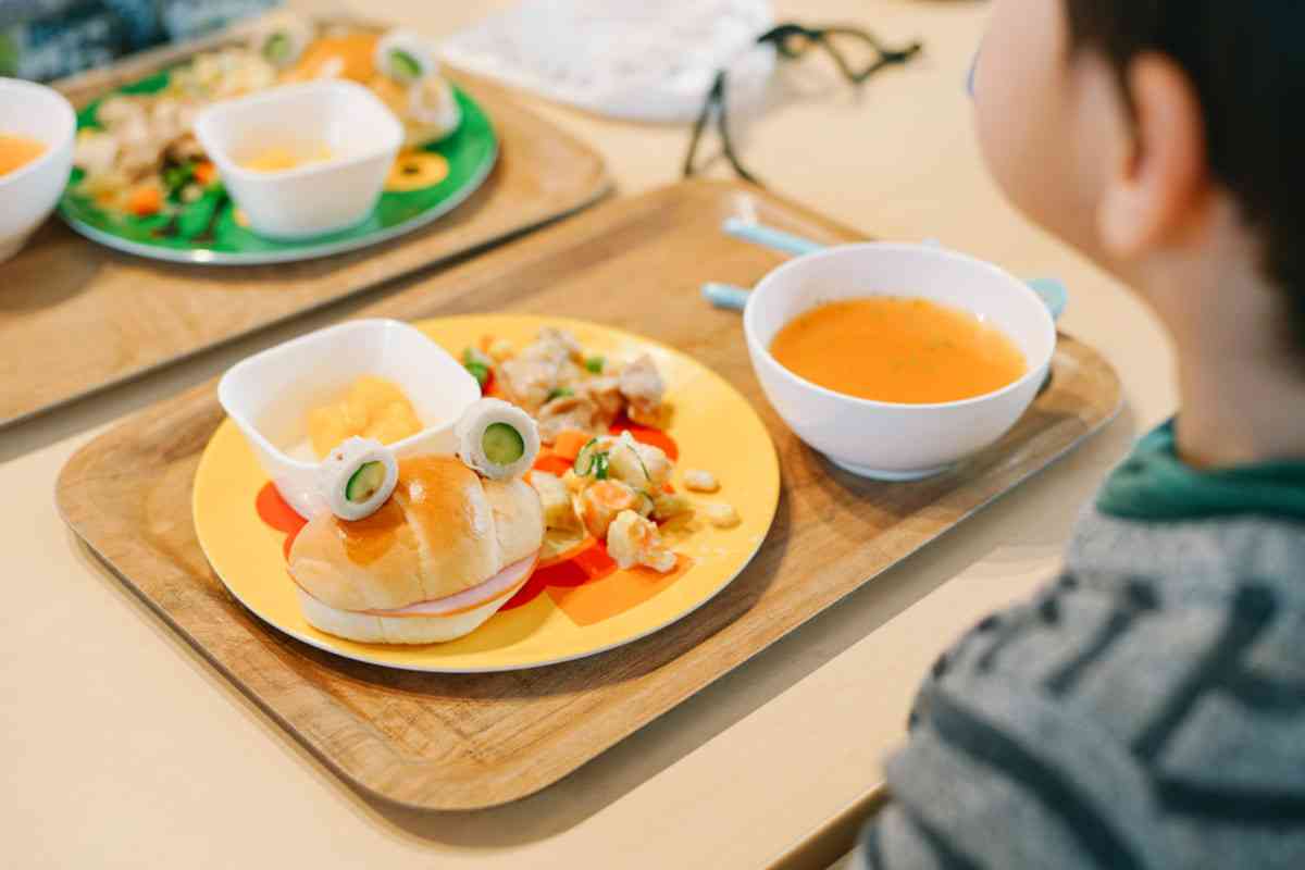 うちの市は給食費がまだ自己負担です。シンママで月4500円×2人分を払うのは正直キツいです…。これって平均的な金額でしょうか？ | 子育て | ファイナンシャルフィールド