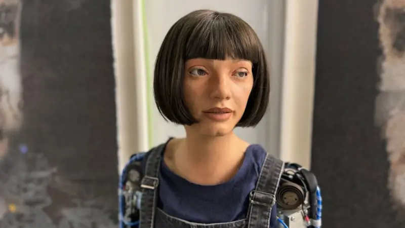AIロボットが描いた「AIの父」の肖像画、約2億円で落札