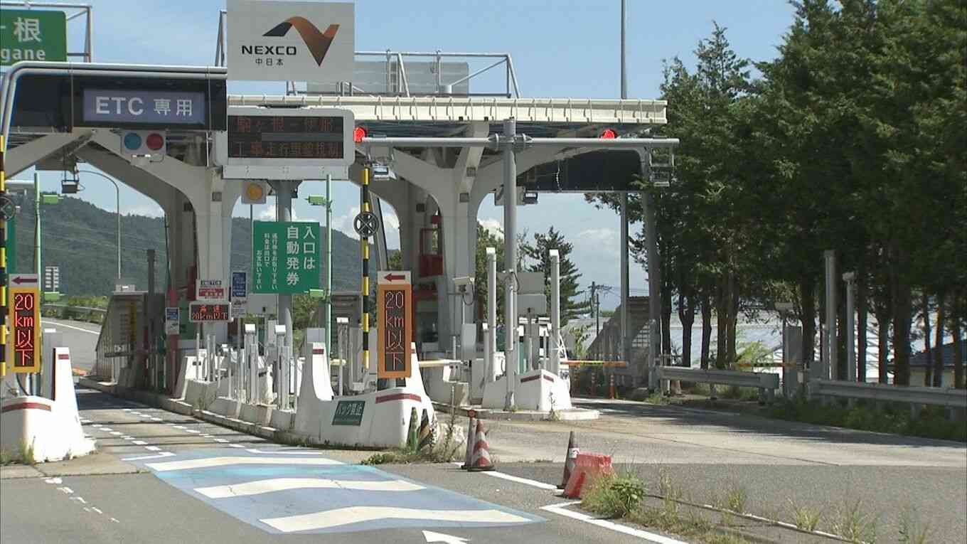 中央道で家族3人が乗った車から男性が「転落」　後部座席から車外に…意識不明の状態　車は弟が運転し、助手席には父親が…