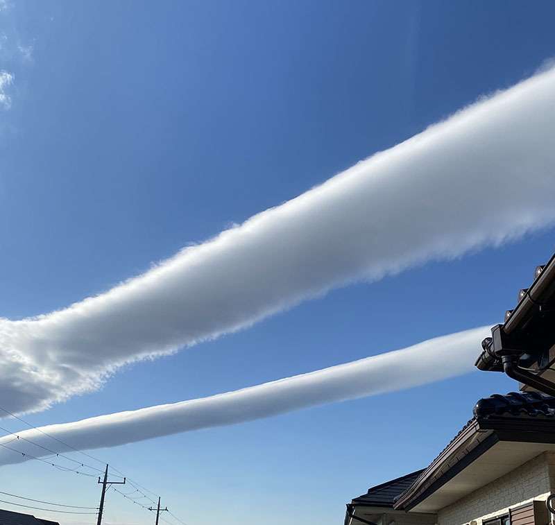 まっすぐな太い2本の雲が話題　千葉県内上空　気象台「ロール雲か飛行機雲のどちらか」（千葉日報オンライン） - Yahoo!ニュース