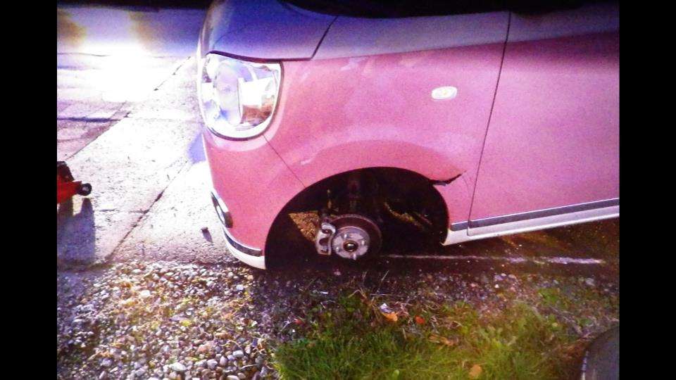 直前にタイヤ交換をしたばかりだった…走行中の車からタイヤが外れて美容室の車庫に突っ込む　けが人なし　発進時にカラカラと言う音　北海道名寄市（HBCニュース北海道） - Yahoo!ニュース
