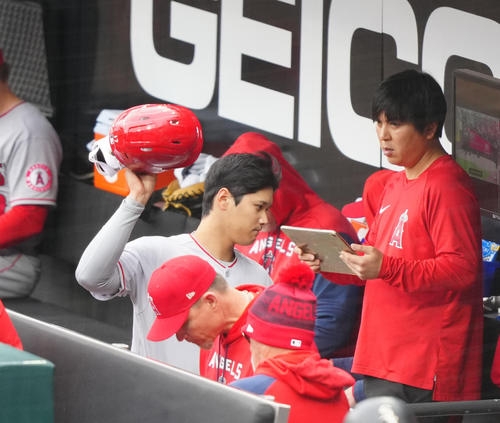 大谷翔平怒りでヘルメット投げ　代打で凡退、全力疾走できず　昨季MVP苦闘の開幕1カ月