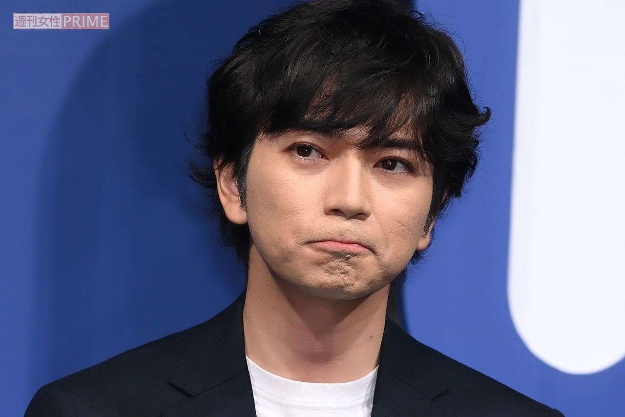 舞台『正三角関係』ロンドン公演中の嵐・松本潤の近影が「山田孝之みたい」桃井かおりが公開したツーショットに衝撃 | 週刊女性PRIME