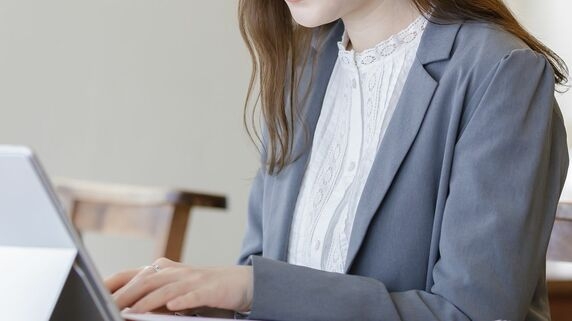 ノルマがキツくてやむを得ず…月収40万円、26歳・令和生保レディの「衝撃告白」に絶句｜資産形成ゴールドオンライン