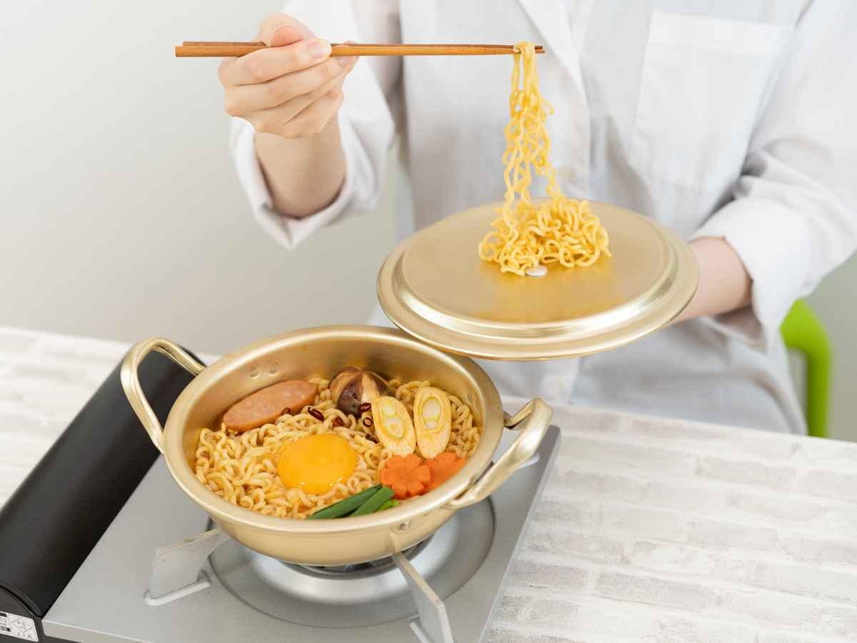 【賛否】パック寿司の「ふたにしょうゆ」アリorナシ？　SNS“効率的”の声相次ぐも「なんかみっともない」問題視する人も