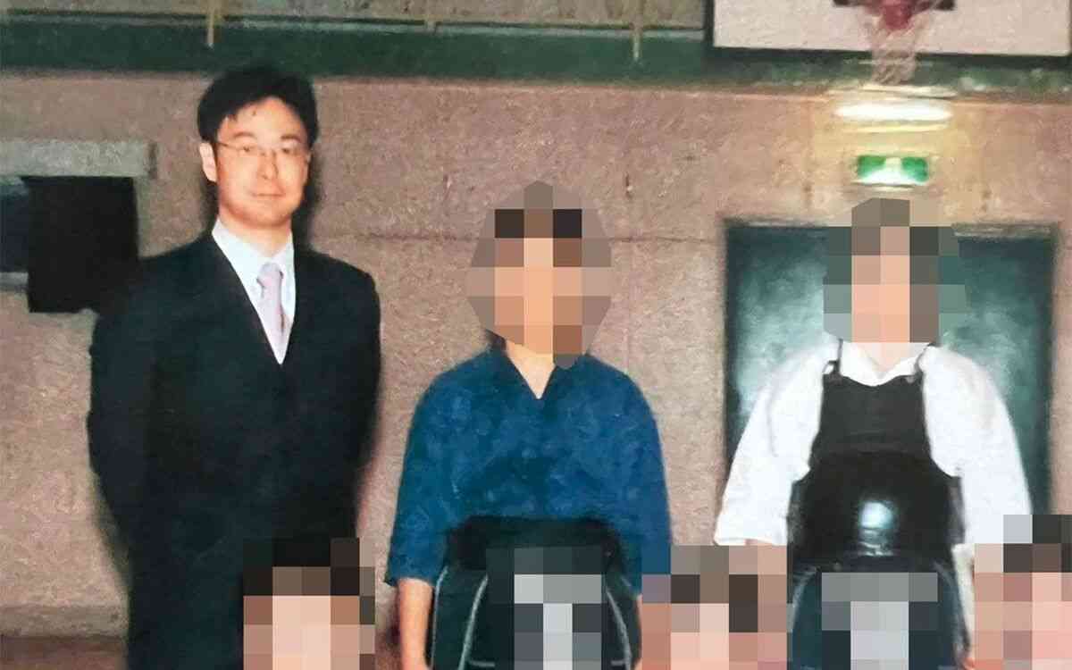 《卒アル入手》“教え子のわいせつ画像所持で逮捕”55歳中学校長「不倫」「妊娠」「離婚」の私生活「日本の理科教育をリードしてきたが…」 | 文春オンライン
