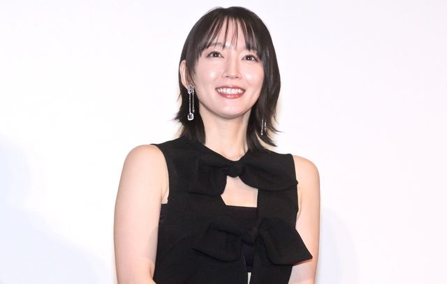 吉岡里帆、タイトな黒ドレスに会場もん絶「きれい…」　大歓声に最強スマイルでお返し