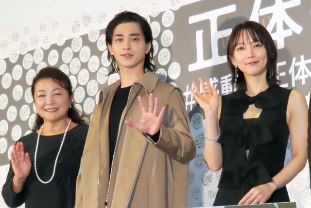 吉岡里帆、タイトな黒ドレスに会場もん絶「きれい…」　大歓声に最強スマイルでお返し