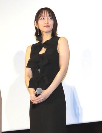 吉岡里帆、タイトな黒ドレスに会場もん絶「きれい…」　大歓声に最強スマイルでお返し