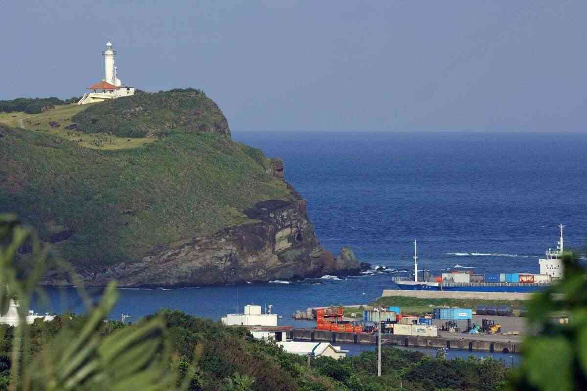 林官房長官「即時撤去を求めている中、極めて遺憾」　中国の新たなブイ設置受け（産経新聞） - Yahoo!ニュース