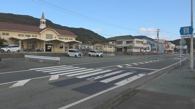 JR三角駅前で帰省中の親子が車にはねられ母親(49)が意識不明 男児(11)は骨折 横断歩道を歩行中 熊本・宇城市