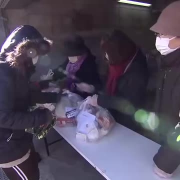 無事に年越しを願って… 生活困窮者・ひとり親世帯を支援しようと食料品を無料配布 約300セットが4時間で無くなる 受け取った男の子は「きょうだいに分けて食べれることがなんかうれしい」（北海道ニュースUHB） - Yahoo!ニュース