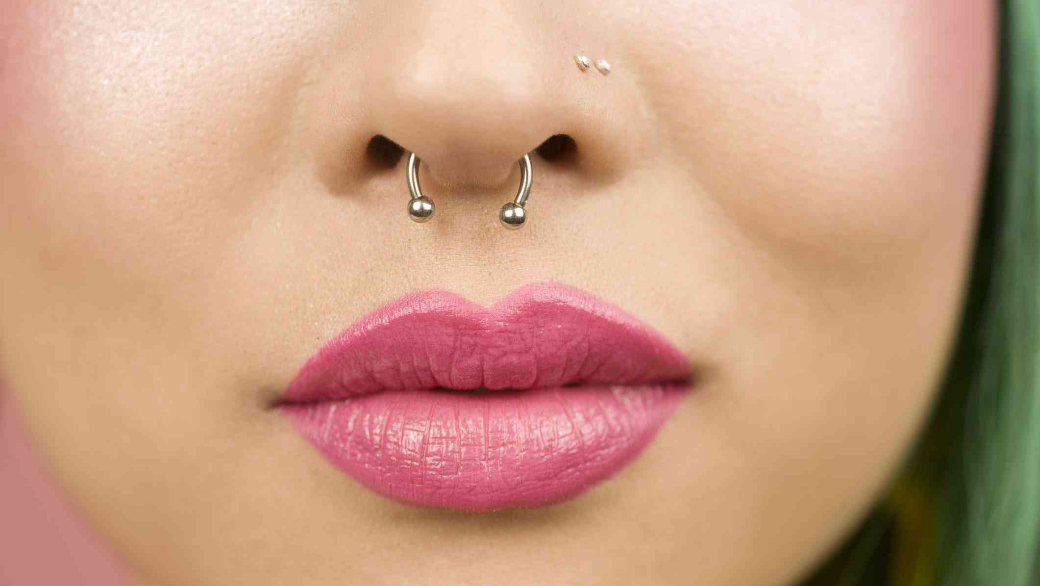 鼻ピアスが椅子の背もたれに引っかかった女性　無様な姿で消防隊に救助される（クーリエ・ジャポン） - Yahoo!ニュース