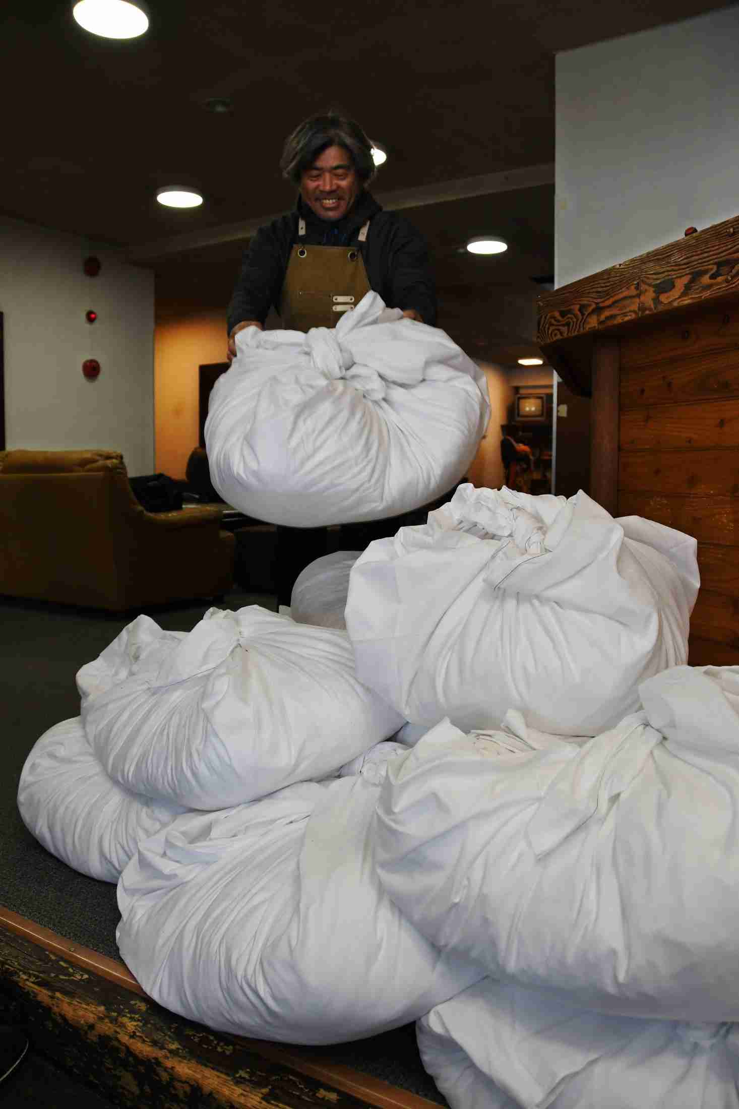 「これ以上観光客を迎えられない」 訪日客増えすぎて宿のシーツやタオル不足深刻　「うれしい悲鳴では…」依頼殺到も、リネン業者はコロナで廃業相次いで…　深まる苦悩（信濃毎日新聞デジタル） - Yahoo!ニュース