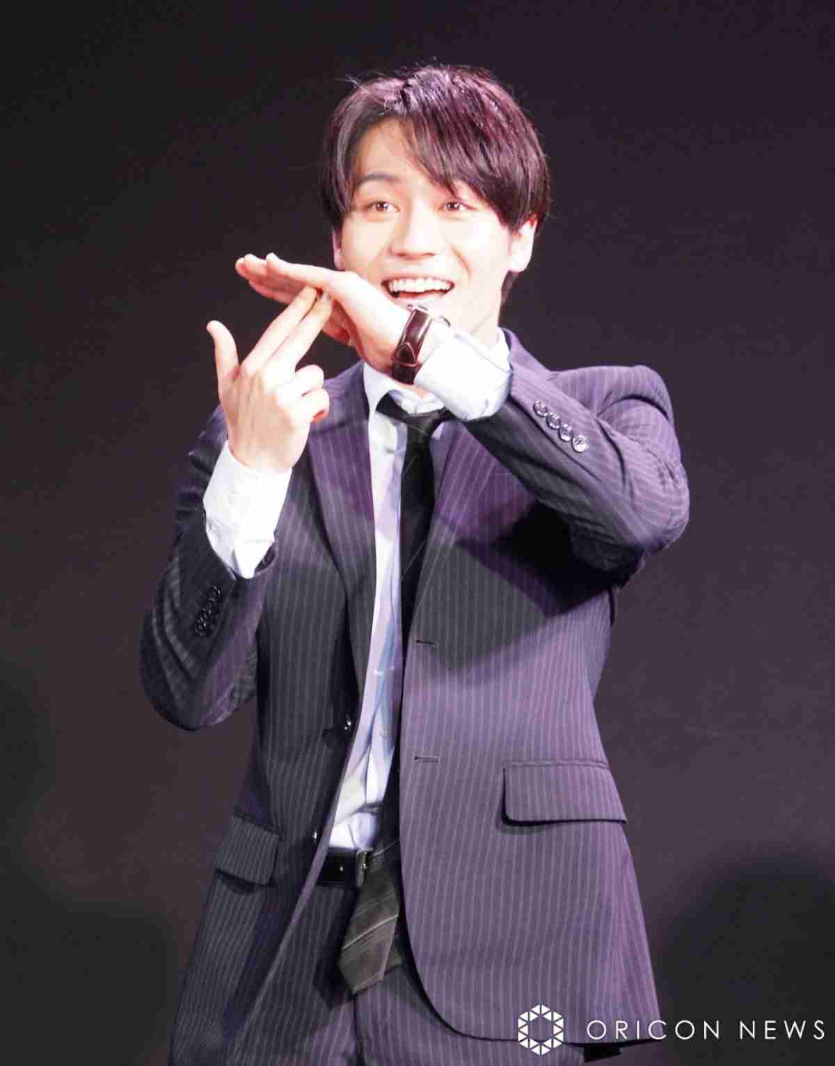 Travis Japan松田元太「anan」初のソロ表紙で肉体美披露 「ぽかぽか」で宣言したポーズも再現