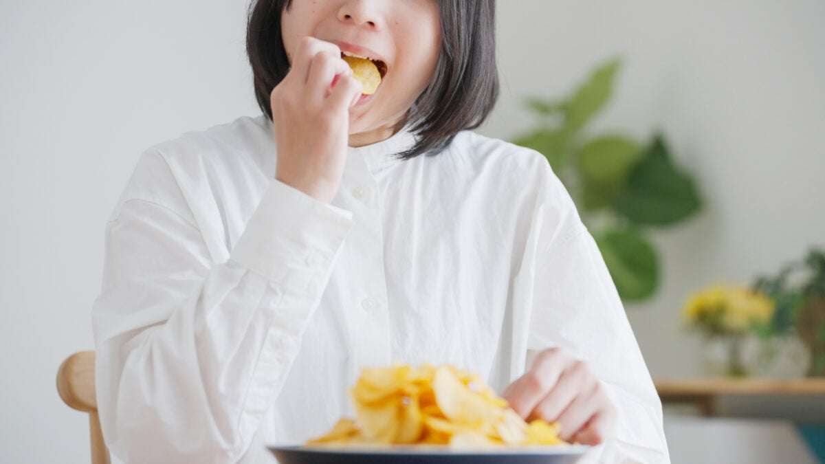 ストレスで「やけ食い」をしてしまうのはなぜ? やめるのは困難!? 心理カウンセラーに聞く原因&対処法