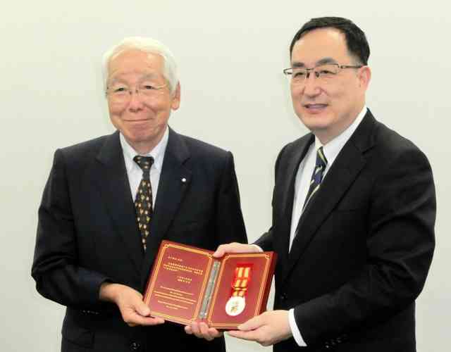 前知事の井戸氏が中国・広東省から表彰　長年の交流活動評価「友誼賞」 | 総合 | 神戸新聞NEXT