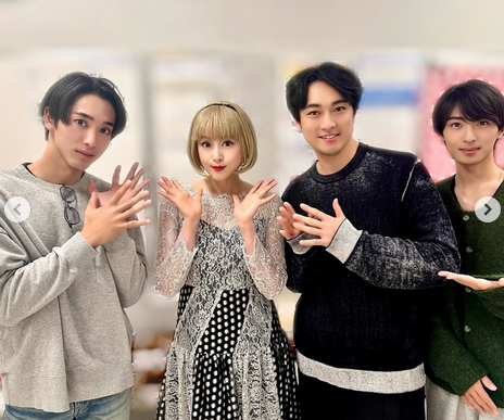 藤原紀香：金髪ボブに変身！　写真を公開　「めちゃ似合う！」「古き良き時代のアメリカン・ガール」と話題