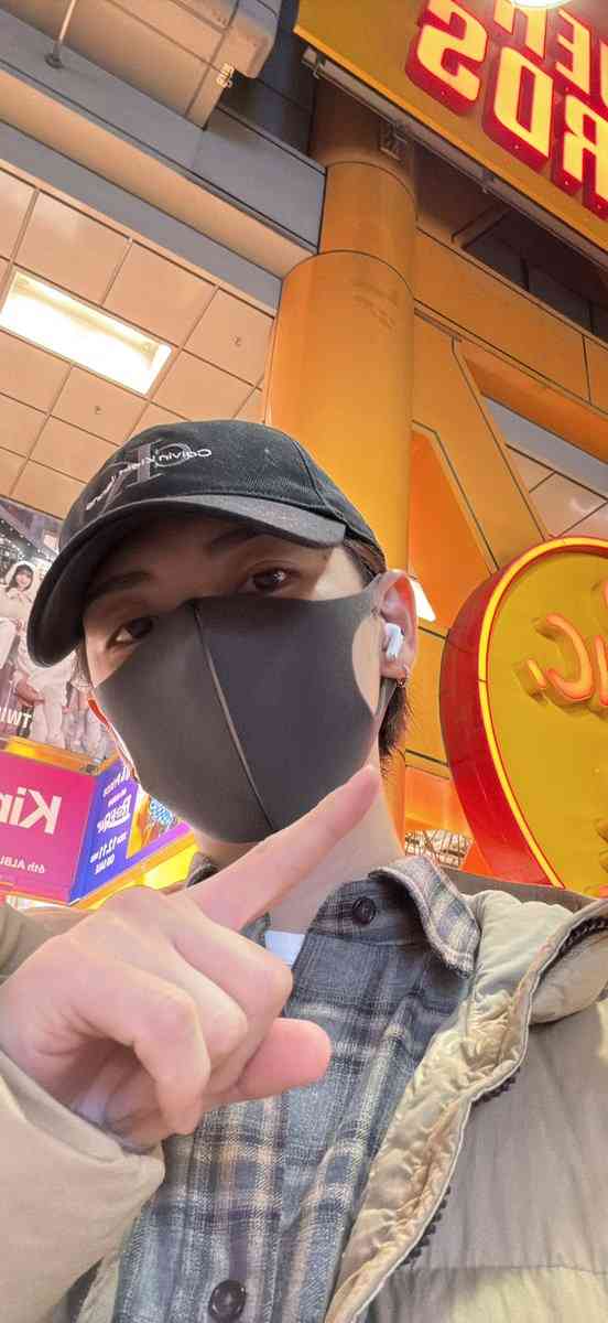 岩橋玄樹「渋谷散歩してたら元気でた」自撮り公開＆背景に注目集まる「絆は永遠」「メンバー想い」の声