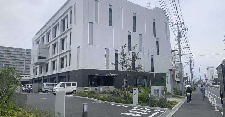 茅ケ崎の路上で女性引きずり倒し、現金入りバッグ奪う　強盗疑いで男逮捕 | カナロコ by 神奈川新聞
