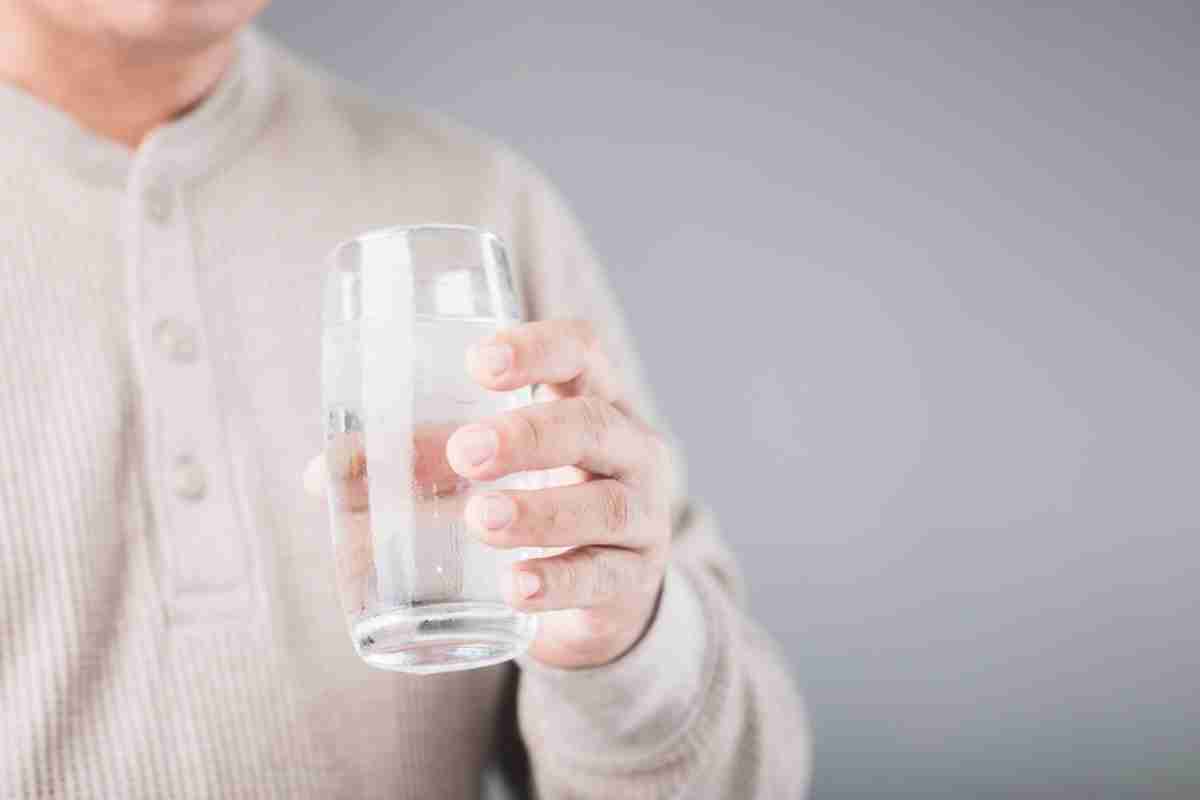 友人とサイゼリヤに行ったら、ドリンクバー代を払っていないのに「炭酸水」を飲んでいた！ タダなのは「水」だけじゃないの？ 意外と知らない大手ファミレスのサービスを紹介 | その他家計 | ファイナンシャルフィールド
