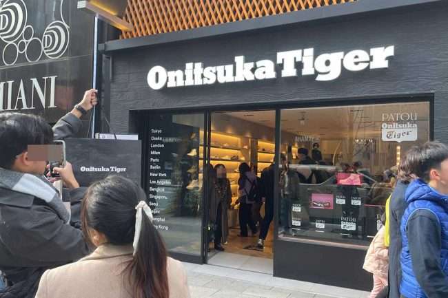 銀座の店舗では入場規制 インバウンド人気爆発、日本のスニーカーブランドに驚きの声「部活で履いてました」
