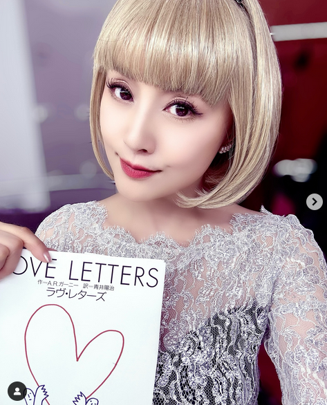 藤原紀香：金髪ボブに変身！　写真を公開　「めちゃ似合う！」「古き良き時代のアメリカン・ガール」と話題