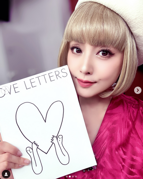 藤原紀香：金髪ボブに変身！　写真を公開　「めちゃ似合う！」「古き良き時代のアメリカン・ガール」と話題
