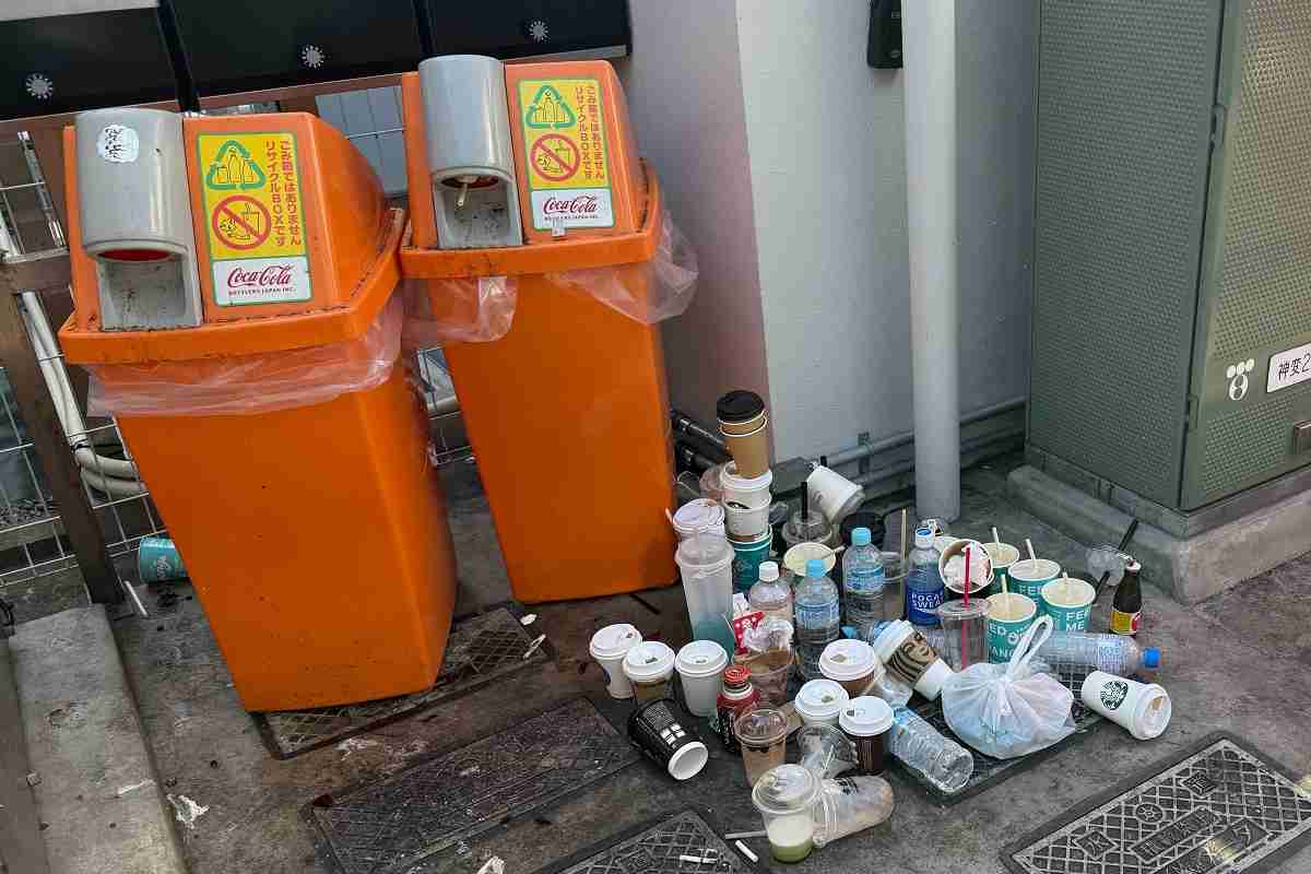 自販機横のリサイクルボックス周辺が“街のゴミ置き場”化している問題、実際に捨てている人たちに聞いてわかったその理由 「ゴミ箱じゃないの？」「みんなやってるし…」 | マネーポストWEB
